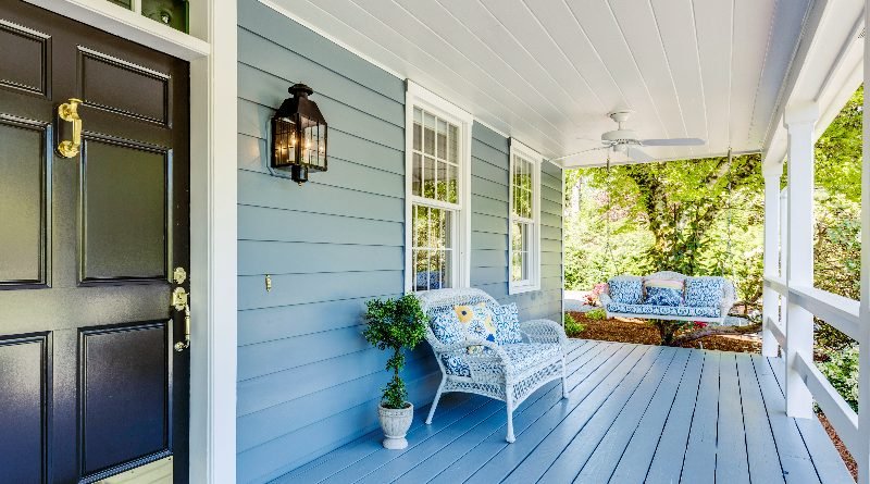 Composite vs. Wood Decks: What Every Homeowner Should Know