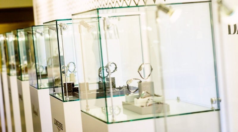 How to Choose a Jewelry Display Cabinet in 2025